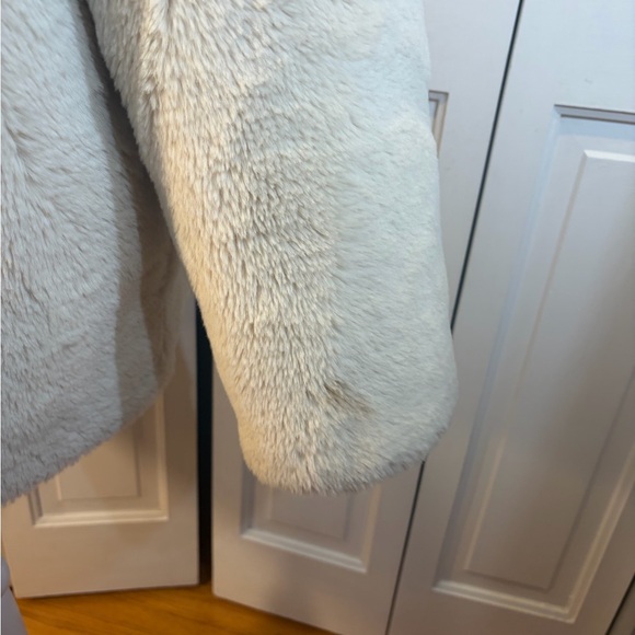 Eaves | Oversized Plush Cream Teddy Jacket - Women's Faux Fur Coat - Picture 4 of 16